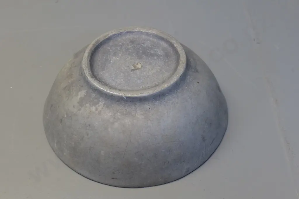 cast metal (aluminium?) bowl - no maker's marks. Diameter 280 Image 1++