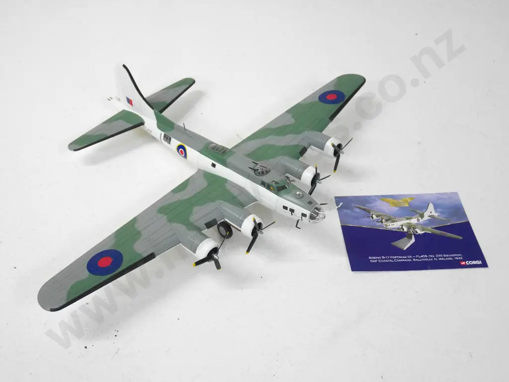 Corgi Aviation Archive 1:72 die-cast RAF Boeing B-17 Fortress IIA with limited edition card Image 1++