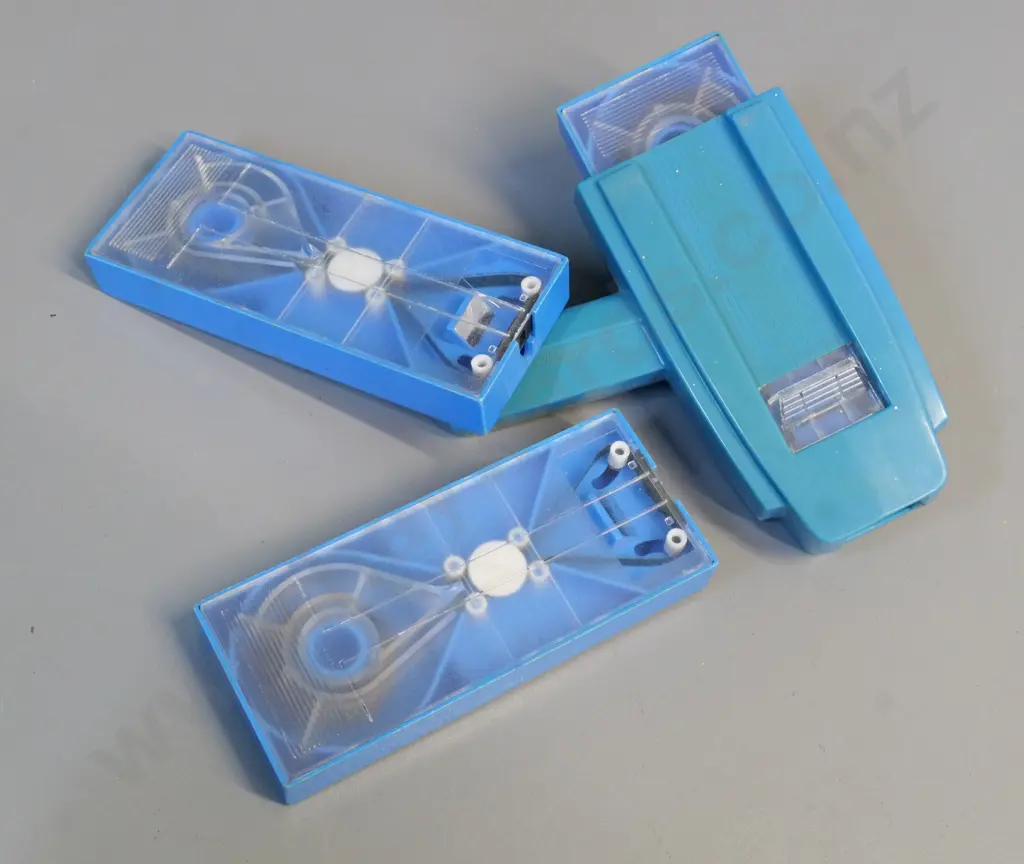Mettoy Walt Disney hand-wind movie viewer with 3 cassettes - working Image 1++