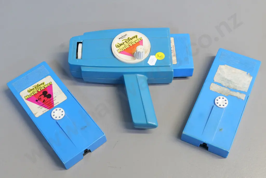Mettoy Walt Disney hand-wind movie viewer with 3 cassettes - working Image 1++