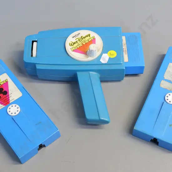Mettoy Walt Disney hand-wind movie viewer with 3 cassettes - working