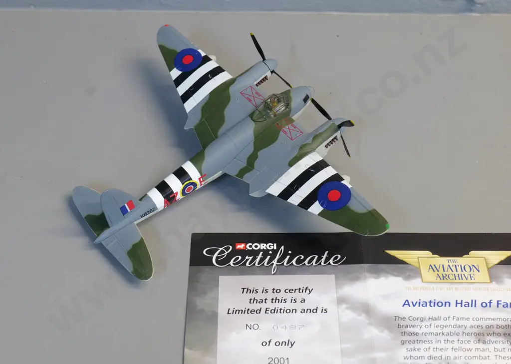 Corgi Aviation Archive die-cast 1:72 scale model RAF DH Mosquito w/limited edition card Image 1++