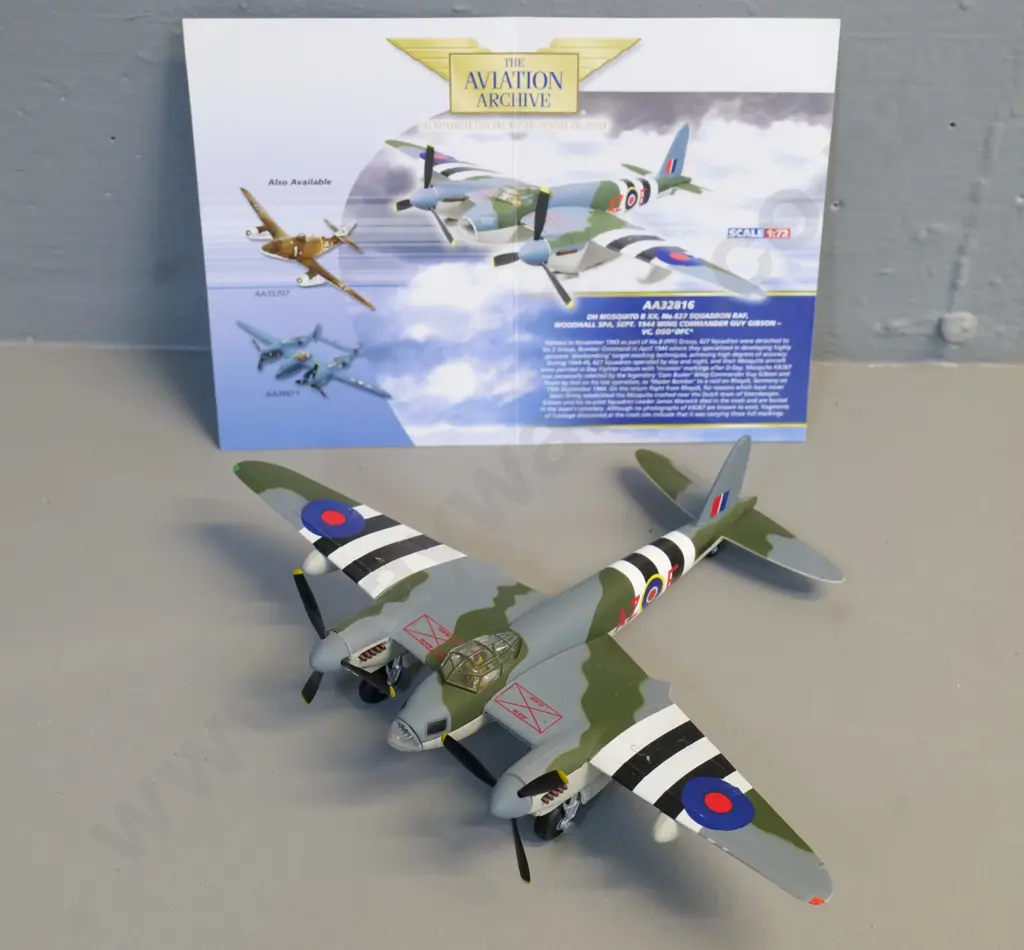 Corgi Aviation Archive die-cast 1:72 scale model RAF DH Mosquito w/limited edition card Image 1++