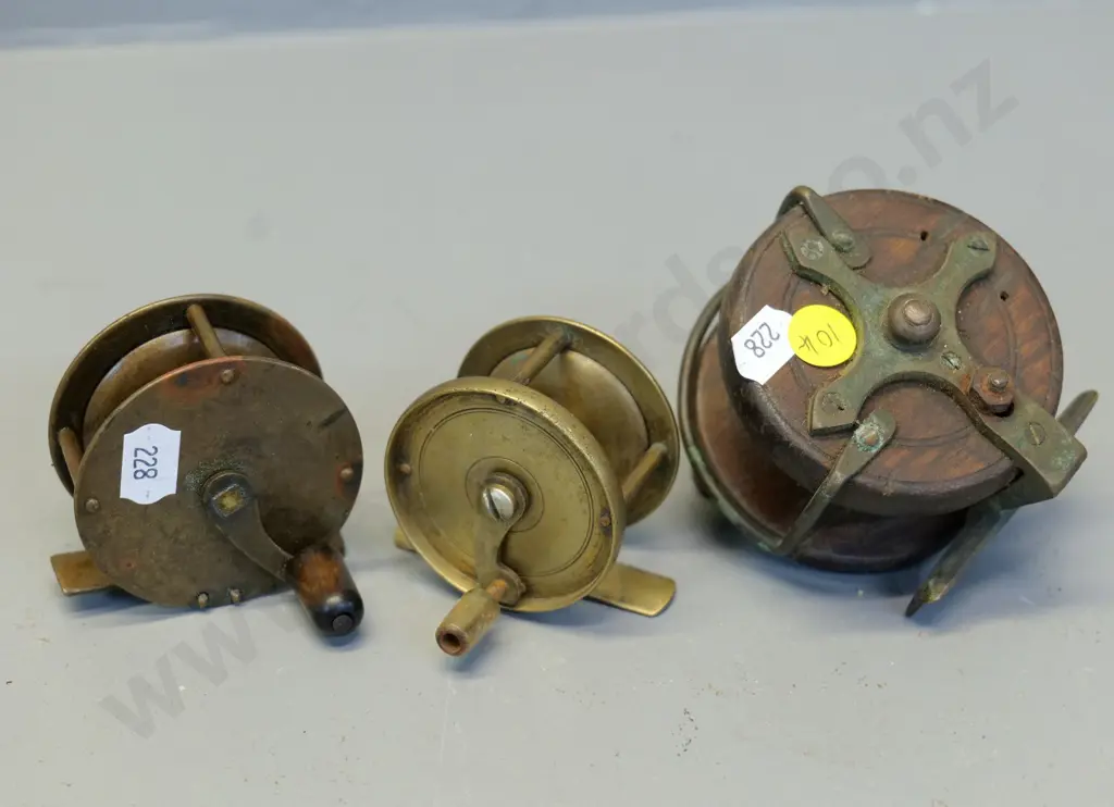 3 small fishing reels - 2 brass, one wood & brass Diameter 70, no maker's marks Image 1++
