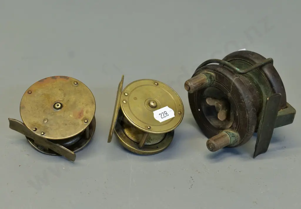 3 small fishing reels - 2 brass, one wood & brass Diameter 70, no maker's marks Image 1++