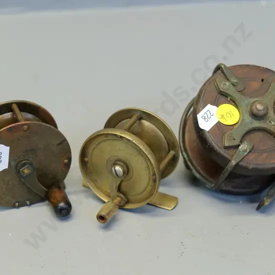 3 small fishing reels - 2 brass, one wood & brass Diameter 70, no maker's marks
