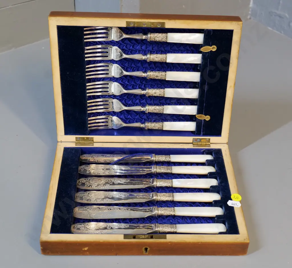 wood-cased set of EPNS & Mother of pearl fish forks and knives Image 1++