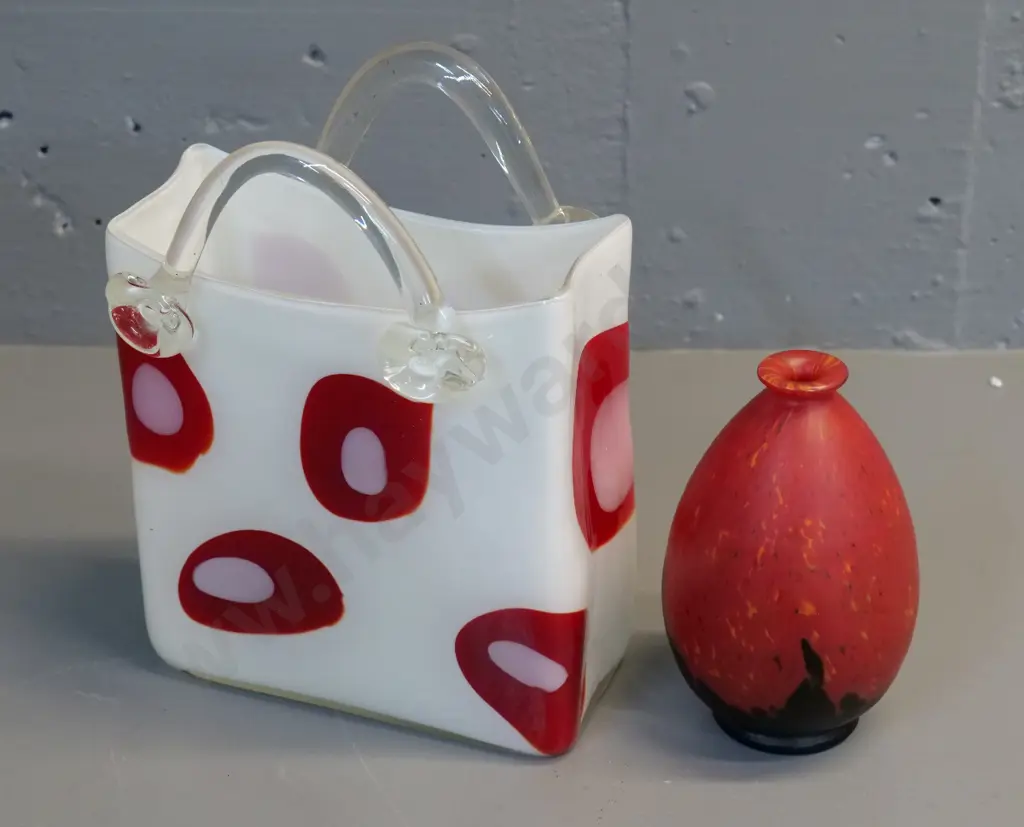 2 glass vases - red and white handbag H250 W180 D80 and a matte-finish black and red narrow mouth Image 1++