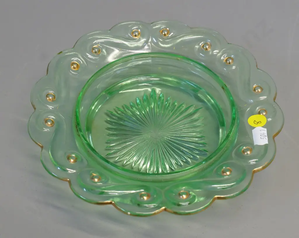 green uranium glass sweet dish - rubbing and wear to gilt trim - diameter 200 Image 1++