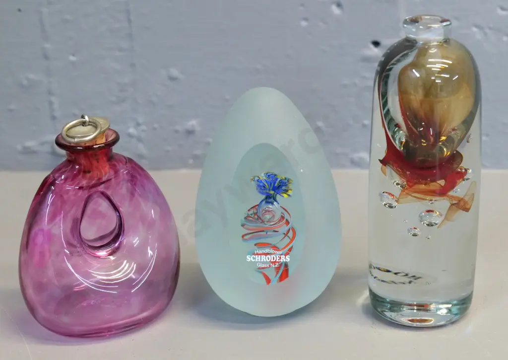 3  New Zealand art glass items - Hoglund stoppered bottle, heavy vase H-140, Schroders ornament Image 1++