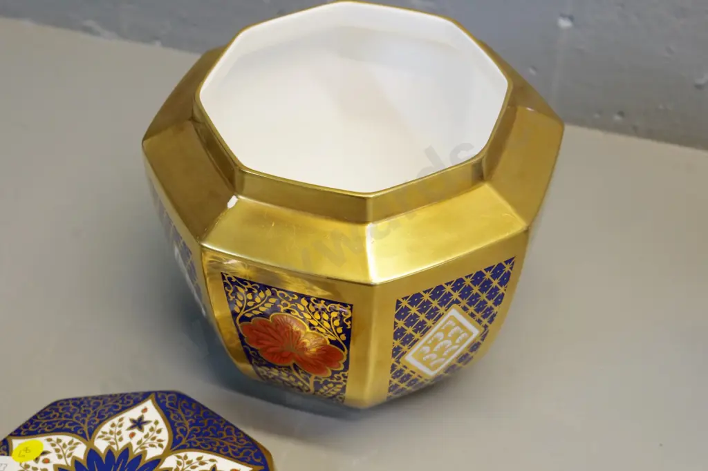Caverswall English Imari pattern lidded jar w/22 karat gold decoration - some rubbing around top H-180 D-185 Image 1++