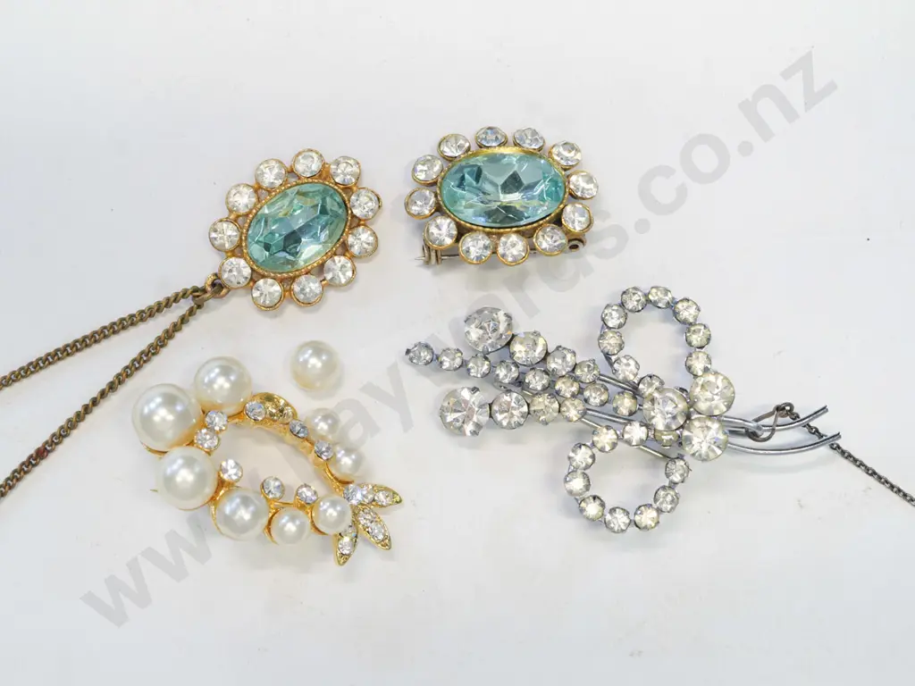 costume necklace/ brooch set & 2 costume booches Image 1++