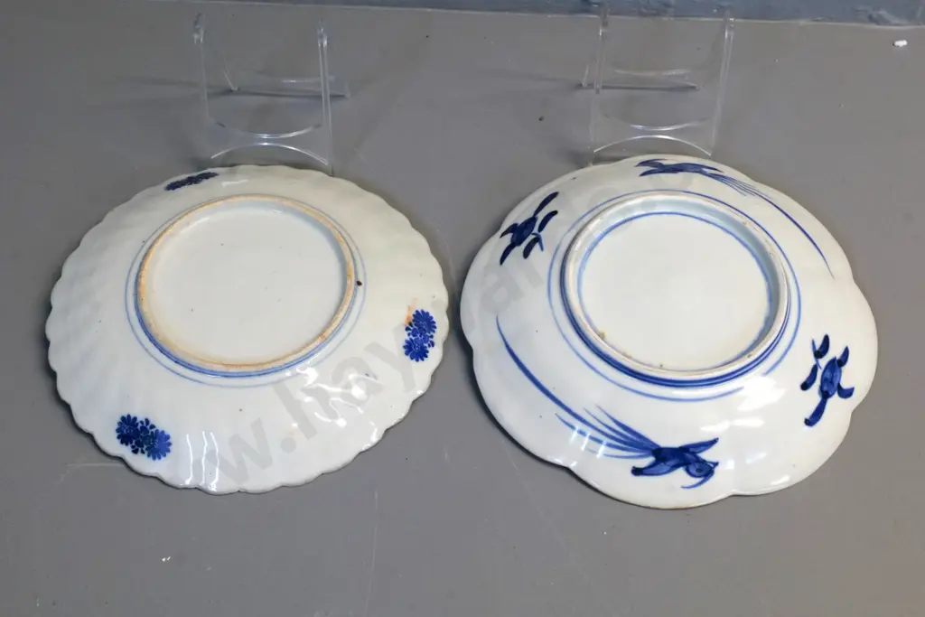 vintage Japanese Imari porcelain: 2 plates D-220, one has small edge chips Image 1++