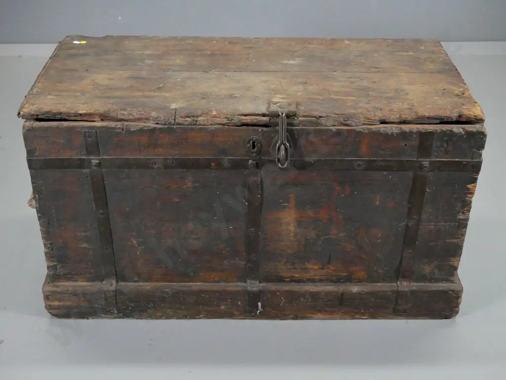 vintage cedar chest with metal catch, rope handles, internal tray - some damage and wear H500 W920 D460 Image 1++