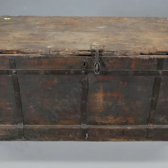 vintage cedar chest with metal catch, rope handles, internal tray - some damage and wear H500 W920 D460