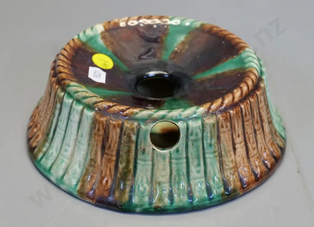 (New Zealand?) pottery majolica spittoon - firing crack. Diameter 170 at base Image 1++
