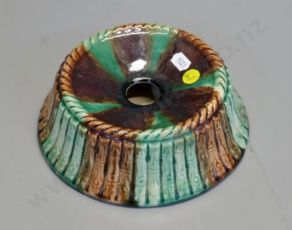 (New Zealand?) pottery majolica spittoon - firing crack. Diameter 170 at base Image 1++