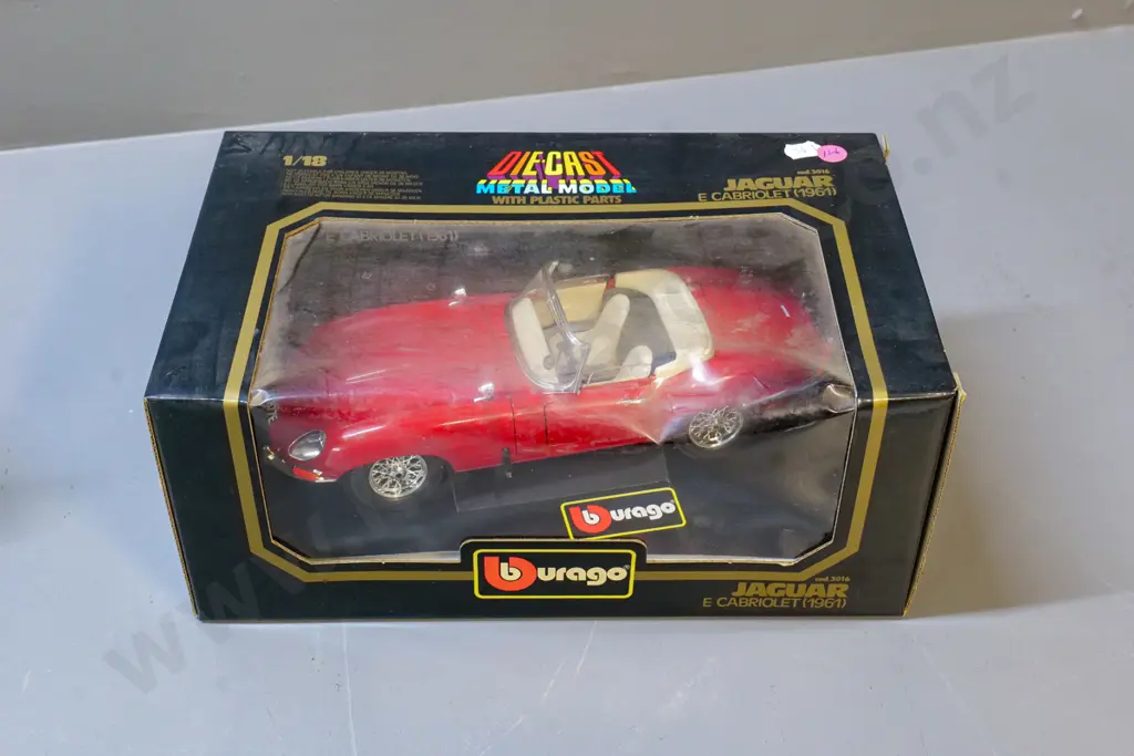 Burago 1:18 scale 1961 Jaguar in original box Image 1++