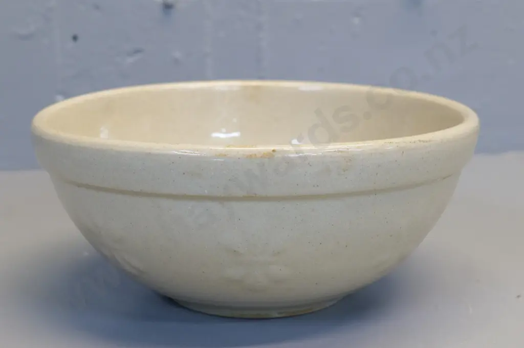 Temuka pottery raised daisy design mixing bowl Diameter 260 Image 1++