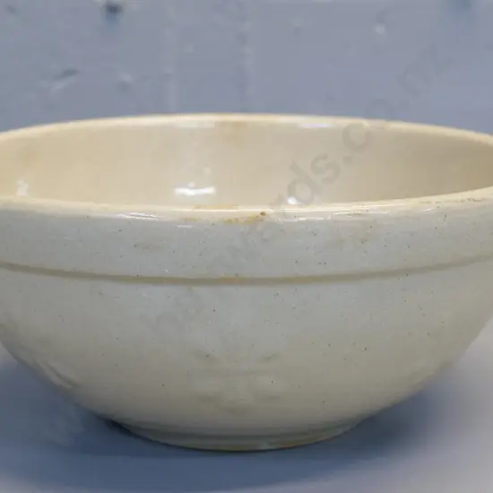 Temuka pottery raised daisy design mixing bowl Diameter 260