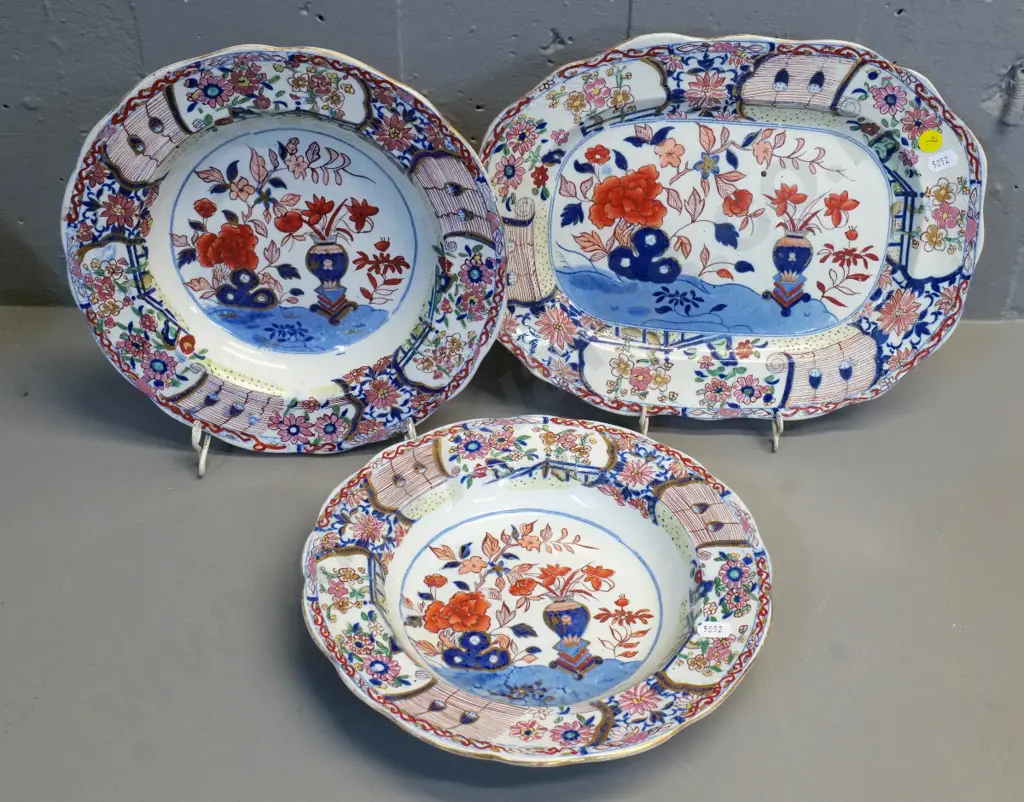 3 pieces early Masons Imari porcelain: 2 plates D-250 and an ashett has crack, L-320 W-240 Image 1++