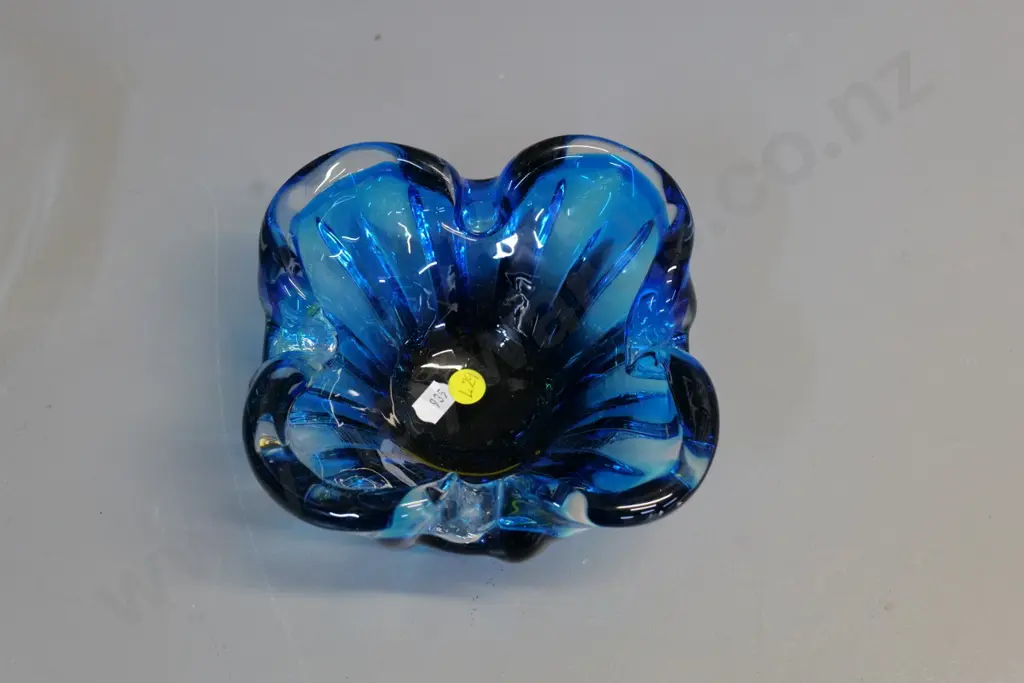 heavy blue art glass bowl H-80 D-150 Image 1++