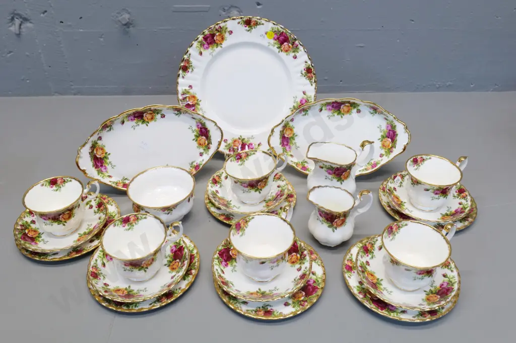 Royal Albert Old Country Roses 21-piece tea set plus 2 biscuit plates and extra jug Image 1++