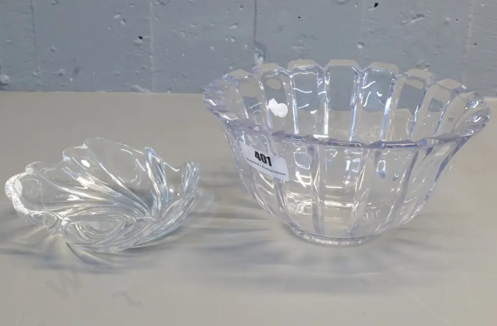 2 contemporary heavy crystal bowls - small swirled and larger with chunky ribbing H-130 D-250 Image 1++