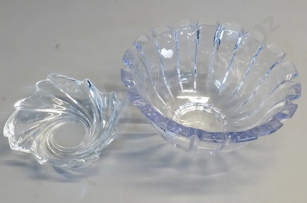 2 contemporary heavy crystal bowls - small swirled and larger with chunky ribbing H-130 D-250 Image 1++