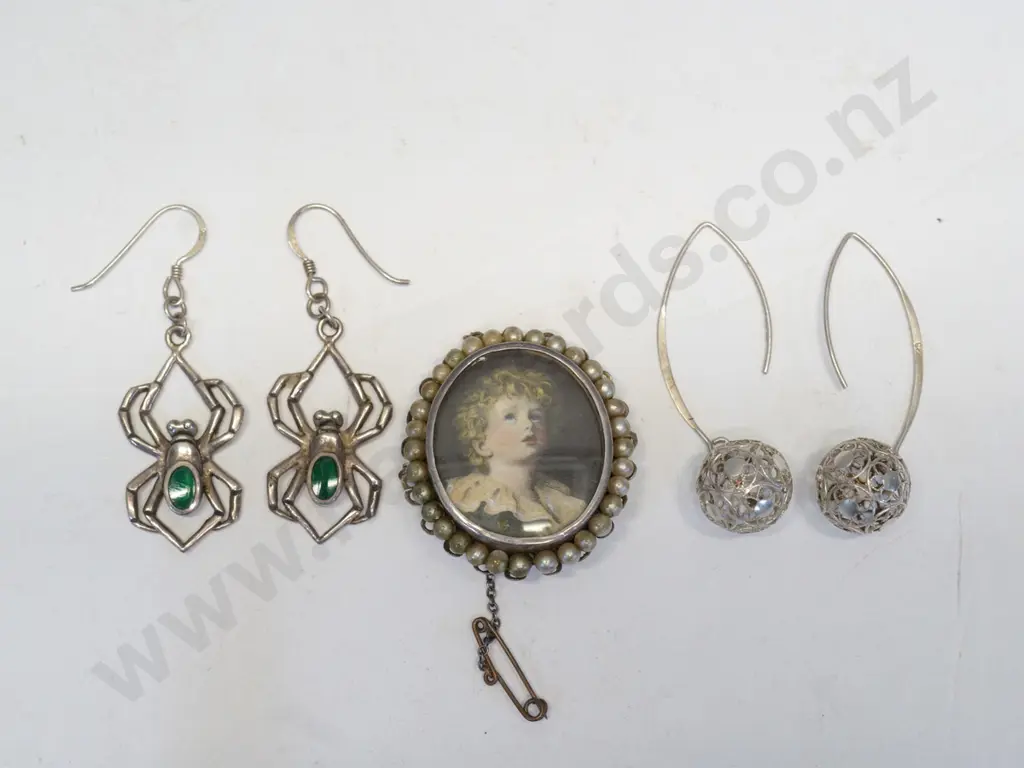 2 pairs of earings both stamped 925 & blue boy brooch stamped stgsil Image 1++