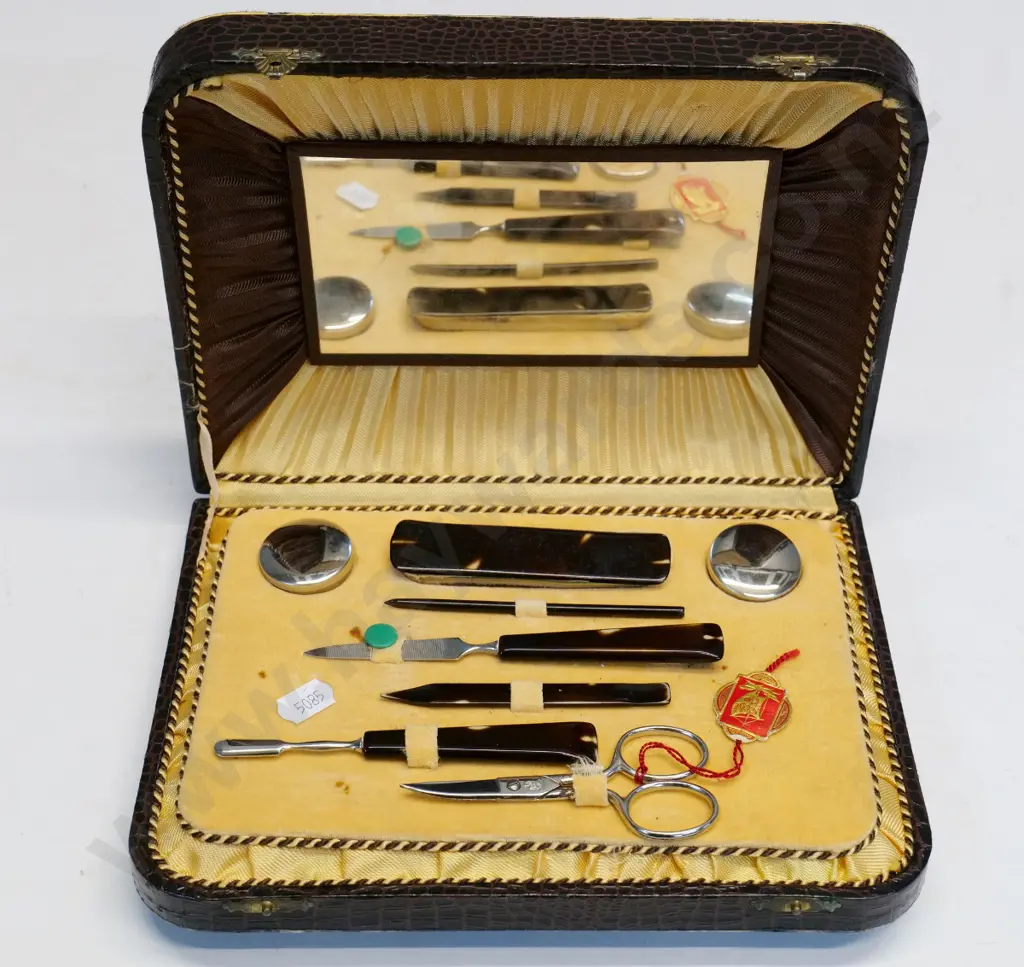 boxed manicure set Image 1++