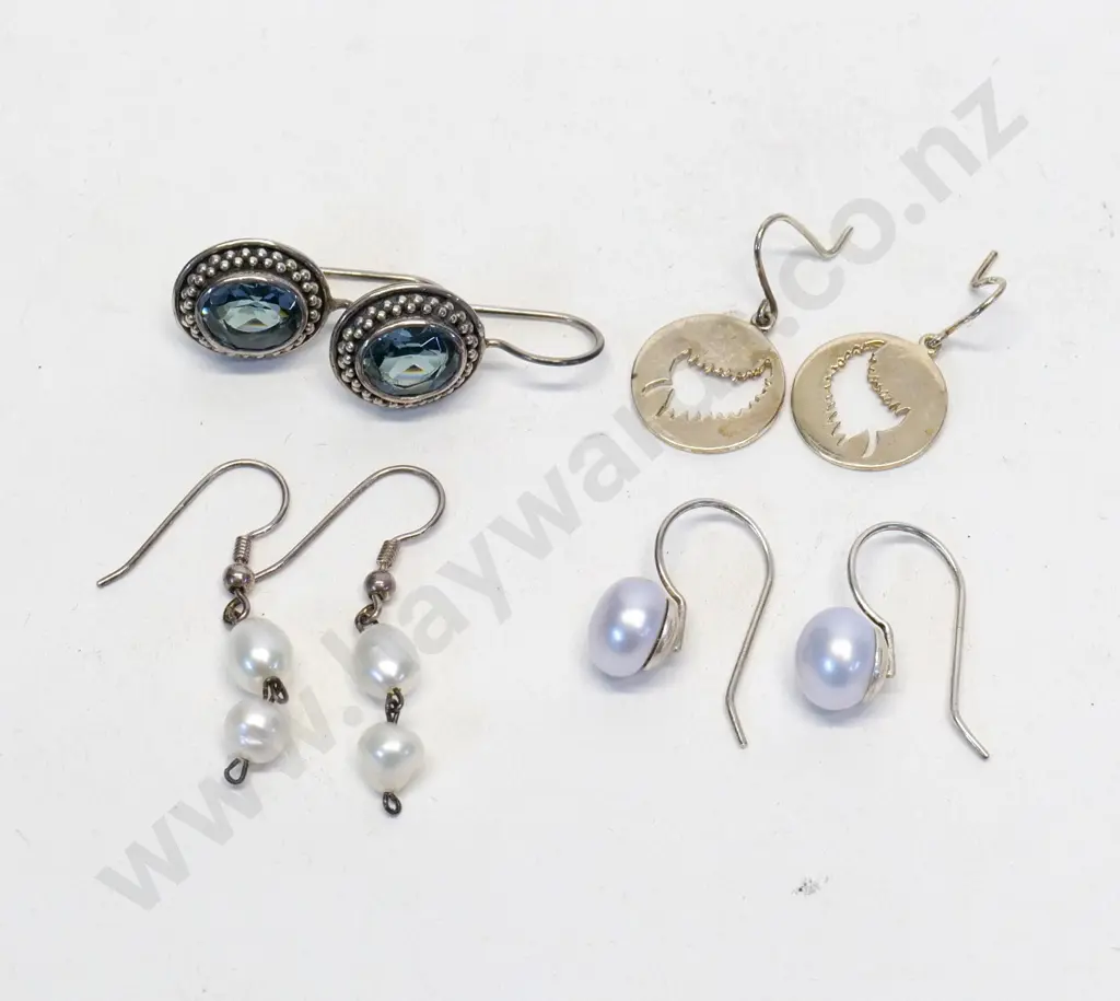 4 pairs of earrings Image 1++