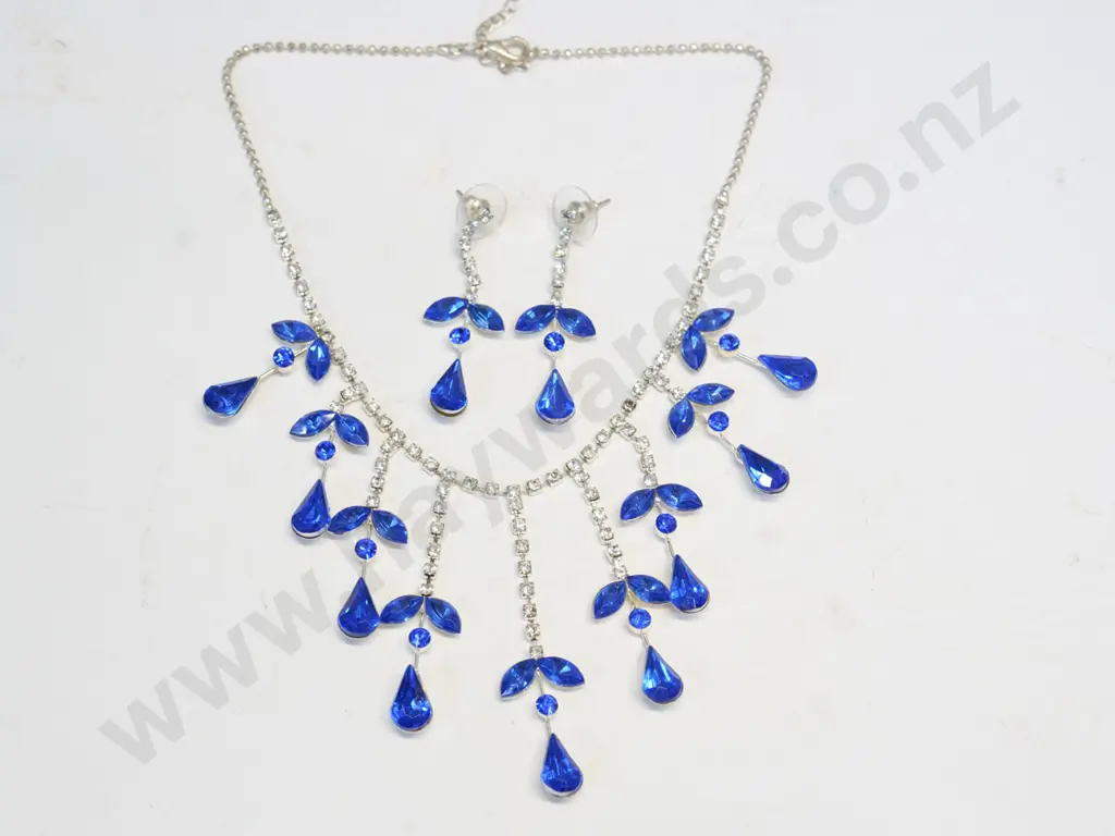 costume necklace and earrings Image 1++