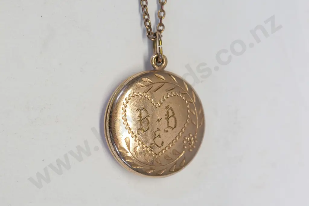 gold round locket engraving on front no mark Image 1++