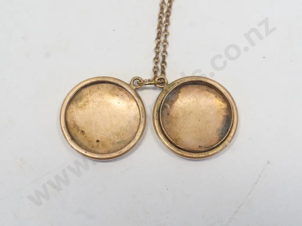 gold round locket engraving on front no mark Image 1++