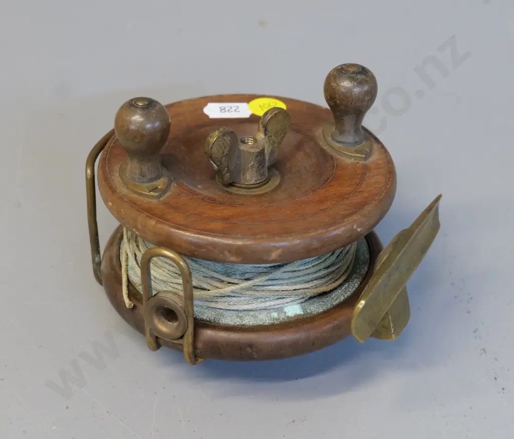 vintage wood & brass fishing reel marked Wilkies Dunedin D-100 Image 1++
