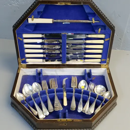 oak-cased canteen of Leinster EPNS cutlery: 6 place & 12 bone handled knives, missing serving spoons, carving knife&fork