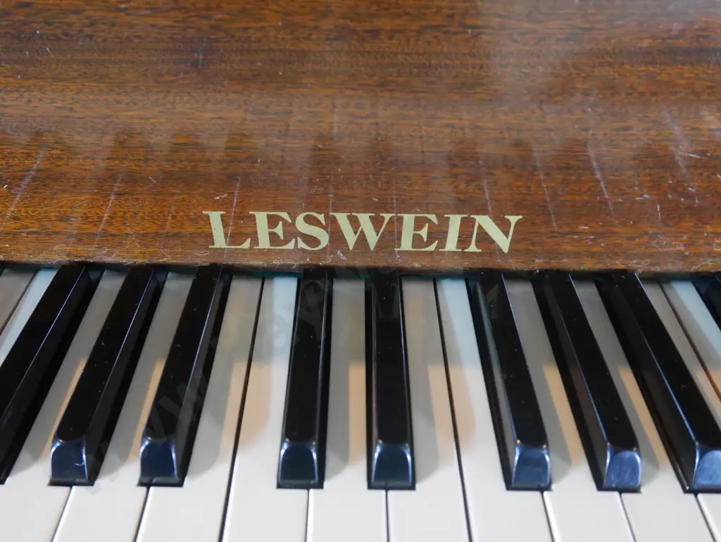 Leswein upright piano H-1040 W-1320 D-530 Image 1++