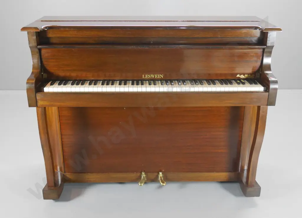 Leswein upright piano H-1040 W-1320 D-530 Image 1++