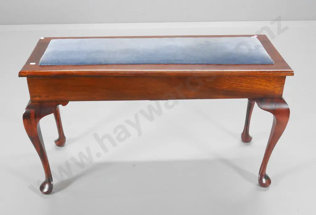cab-leg double width piano bench with lift-up storage top, blue velvet upholstery H-540 W-910 D-330 Image 1++