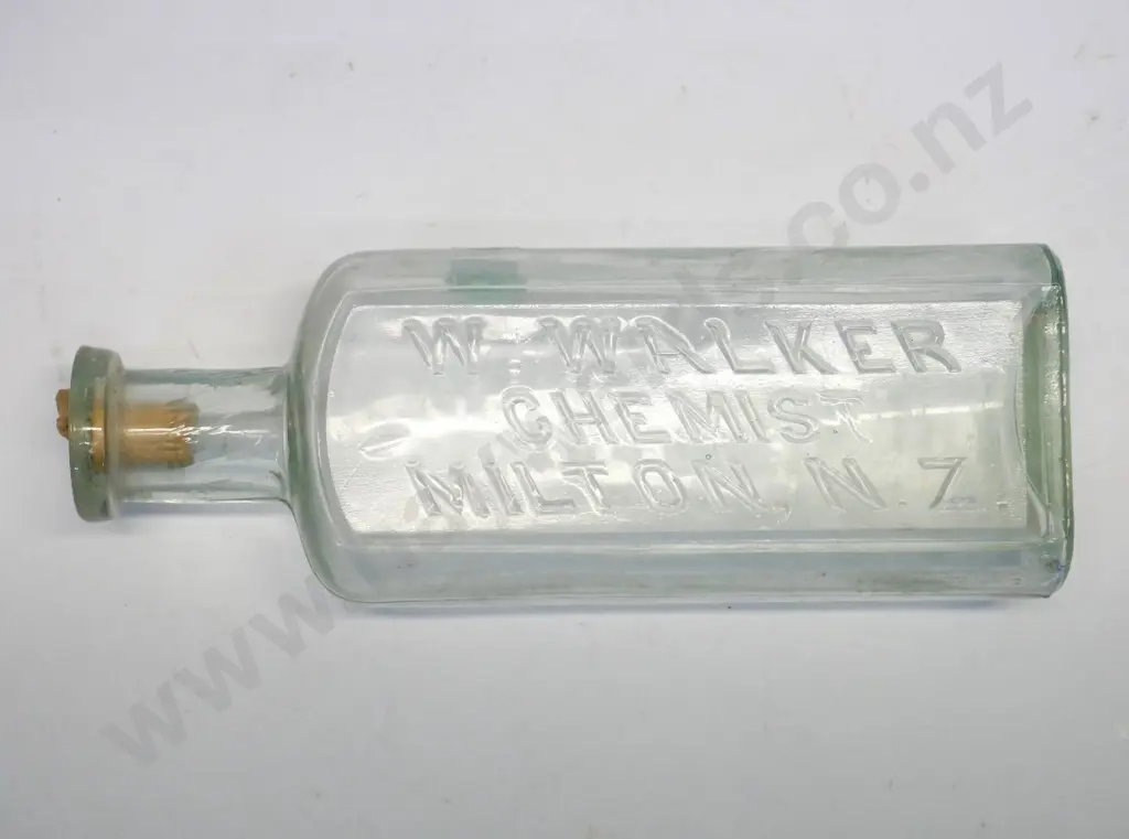 chemist bottle, W Walker Chemist, Milton, NZ, condition average, small chip to lip, H - 155 Image 1++