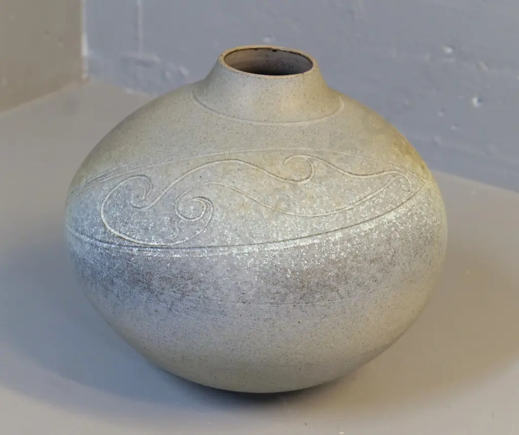 Barry and Diane Woods Golden Bay studio pottery vase H-250 D-270 Image 1++