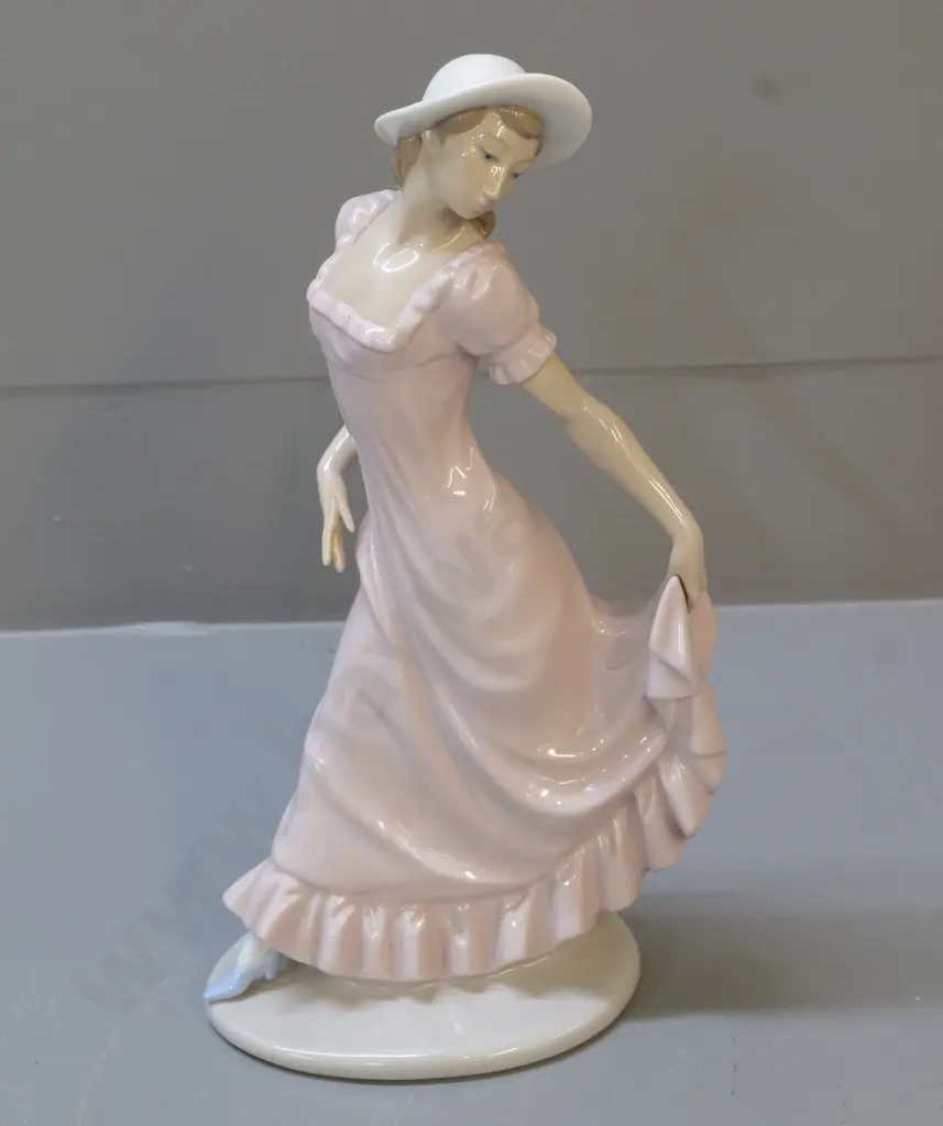Nao figurine of a woman H-300 Image 1++