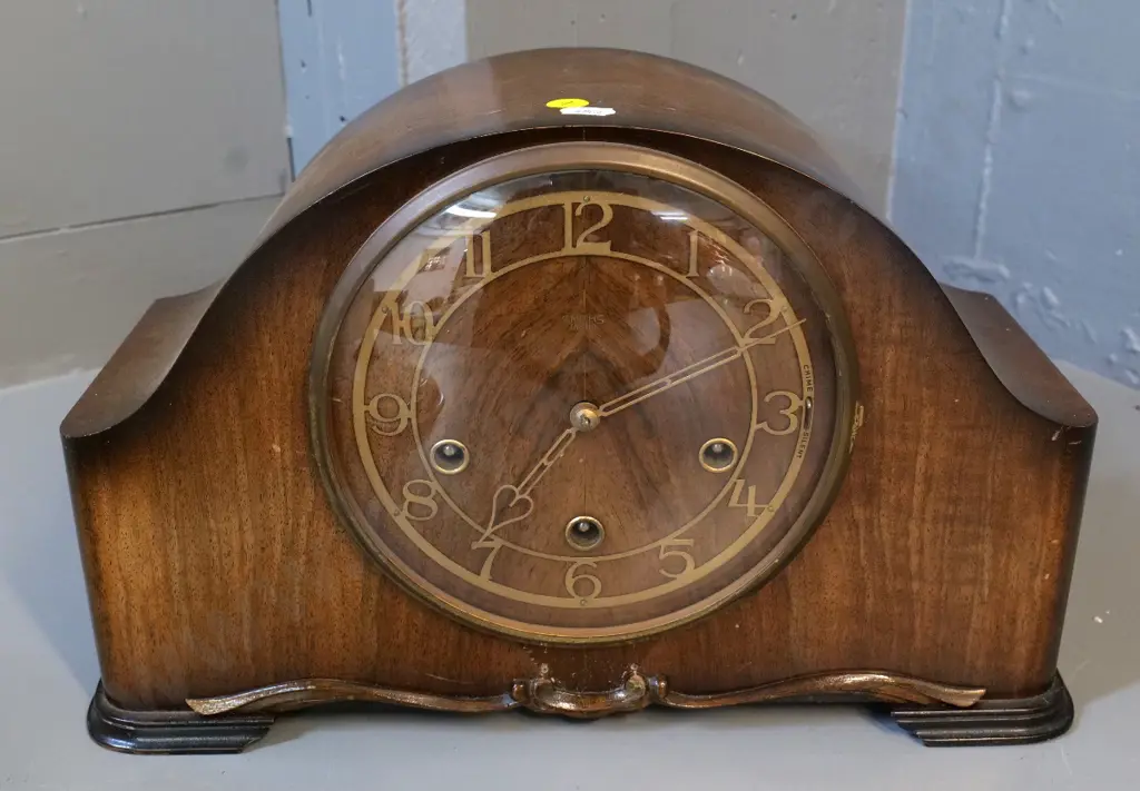 retro Smiths wood-cased chiming mantel clock with key - some polish loss on carved areas H230 W370 Image 1++