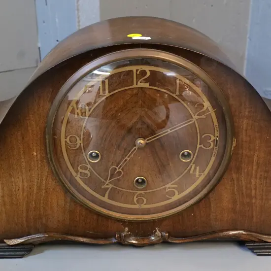 retro Smiths wood-cased chiming mantel clock with key - some polish loss on carved areas H230 W370