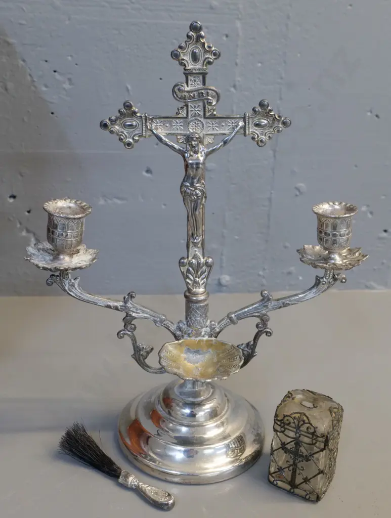 vintage oak cased travelling communion set - made by Anchor Silver Plate Co, Muncie, Indiana H370 W305 D170 Image 1++