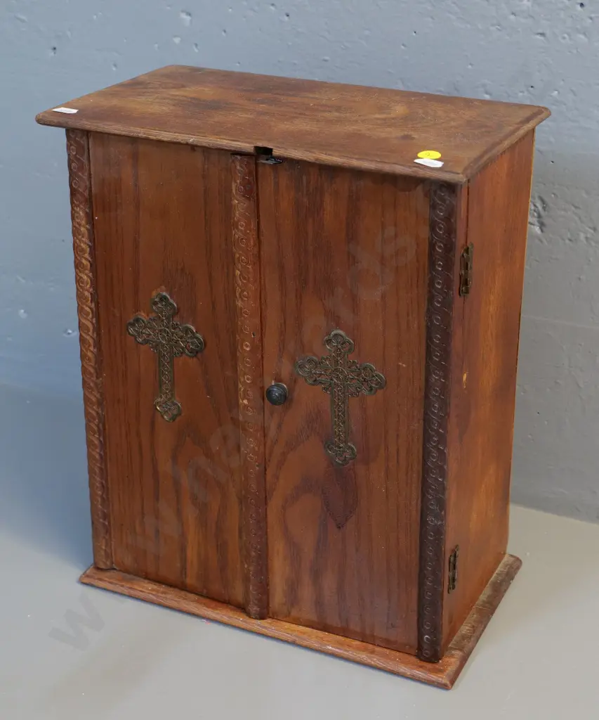 vintage oak cased travelling communion set - made by Anchor Silver Plate Co, Muncie, Indiana H370 W305 D170 Image 1++