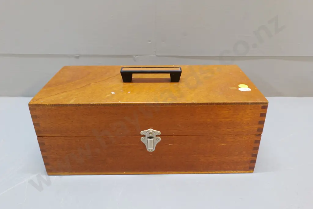 wooden case with numerous leather embossing tools, most seem to be in unused condition - case H120 W320 D150 Image 1++