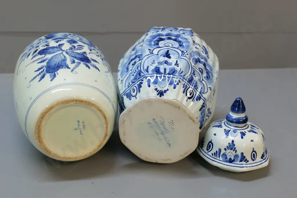 2 Delft blue & white vases - lidded urn  and other may have once had lid  H340 Image 1++