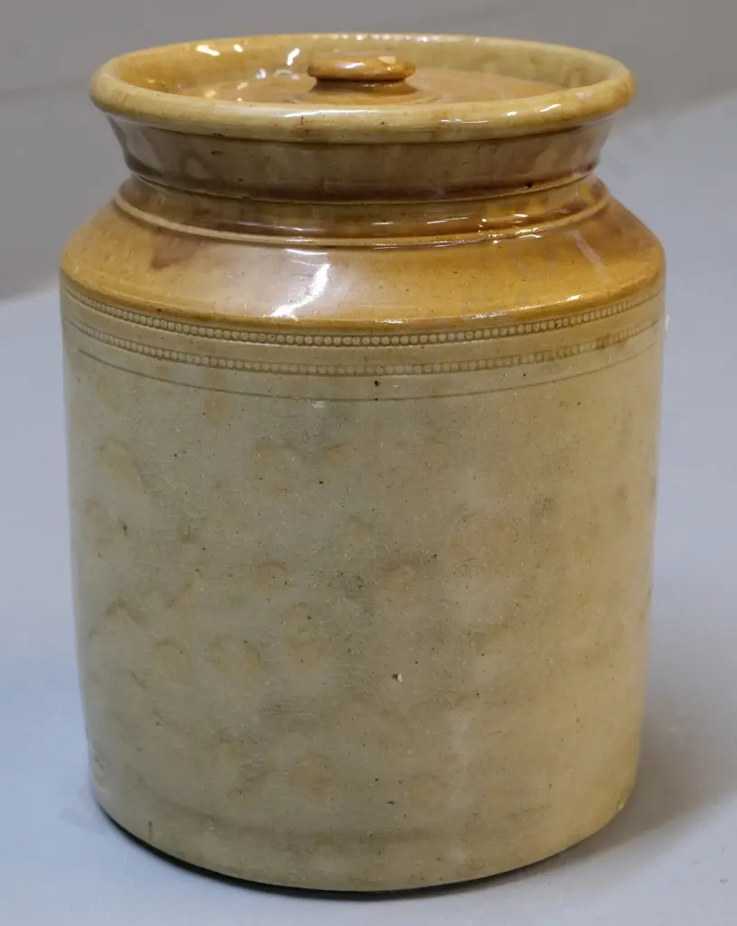 small storage crock, Milton Pottery, complete with lid, condition very good, H - 200 Image 1++